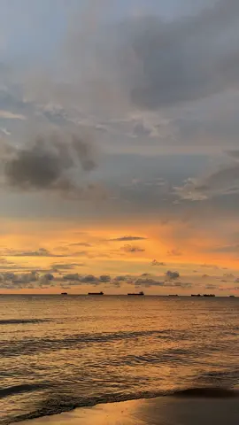 #sunset #sunsetbeach #sunsetview #pantaibosowamakassar #pantaibosowa #pantaimakassar 