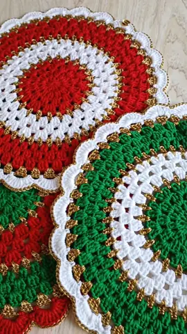 Um de cada por favor ... Americano tradicional luxo, especialmente para você que quer  montar uma linda mesa posta nesse Natal.  #mesapostadenatal #crochet #pratiquemesaposta #mesapostadomingo #meseirasassumida #meseiras #crochetando #souplastdecroche #jogoamericanodecroche #handemade 