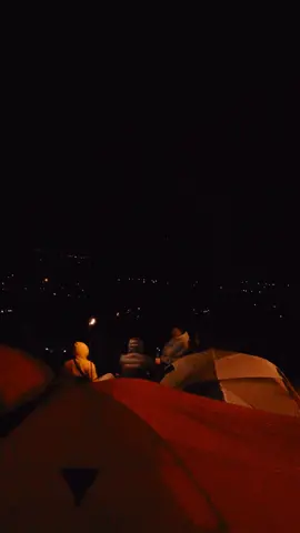 View kalau malam hari ngecamp Dijamin syahdu sekali 🍃🏕 Yakin gak mau kesini? 📍Camping Ground Merbabu (Pasang Growong) @merbabu_campingground  #exploretawangmagu #wisatasolo #cemorokandang #fypシ #exploreboyolali #exploreselo #wisataselo #wisataboyolali #selo #explorecepogo #exploreseloboyolali #gunungmerapi #campingground #campinggroundselo 