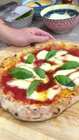 Pizza provola e pepe, un classico! Fatela con me con questo meraviglio forno pizza OONI KODA 16 Ingredienti per 3 pizze tonde 500 g farina Caputo nuvola 310 acqua a temperatura ambiente 1 g lievito di birra fresco 15 g sale Puntata di 2 ore poi facciamo lo staglio (cioè formiamo i panetti) e 20 ore di appretto in frigo (cioè lasciamo i panetti per 20 ore in frigo). Dopo 20 ore, togliamo i panetti dal frigo almeno 2 ore prima di cuocere la pizza. #carlogaiano #pizza #pizzanapoletana #provolaepepe #yummy #ooni #oonikoda #oonikoda16 @OOnip @