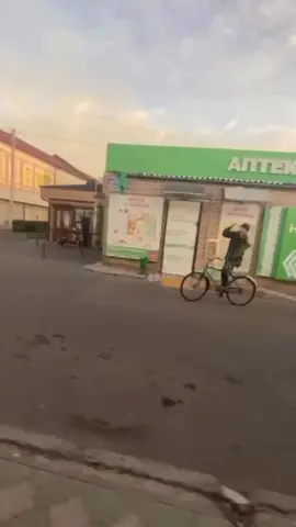 Мотивацию нужно поднять #Repost inst: izmail_kak_on_est_ #motivation #climb #bike #shop #joke #humor #trend #girl #laughter #situation #road 