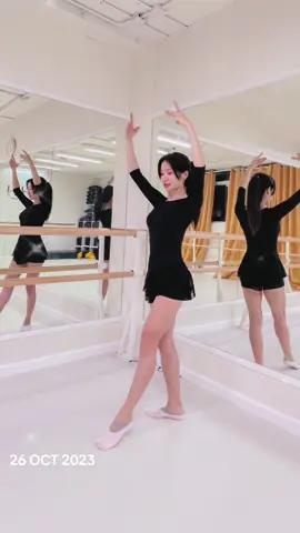หว่าหวาอยากลองเรียน ballet มานานละค่ะ แต่ส่วนมากจะเป็นคลาสของเด็กๆ วันนี้ได้มาลองแล้วที่ @levita.ballet.thailand มีคลาส ballet สำหรับผู้ใหญ่ ชอบมากเลยค่ะ เป็นการฝึกบุคลิกภาพที่ดีมากๆๆๆๆเลยค่ะ ✨💕🩰💫 บางทีเวลาที่เราได้ลองเรียนอะไรตอนโตมันอาจจะทำให้เราได้รู้ว่าเราชอบหรือไม่ชอบอะไรมากขึ้นกว่าตอนเด็กๆก้อเป็นได้นะคะ 娃娃覺得長大學東西可能會更了解自己喜歡或不喜歡什麼 好好玩 🤭🤭 #hhstyle #OOTD #1st #ballet #ilovetotrynewthings #芭蕾舞 #tiktokคนบันเทิง 