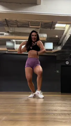 Back to my creation mode 💕just a likkle pice of my new choreo☺️sooo how do you like it so far? 😉 #dancehall #dancehallfemale #choreography #dancegirl #dancer 