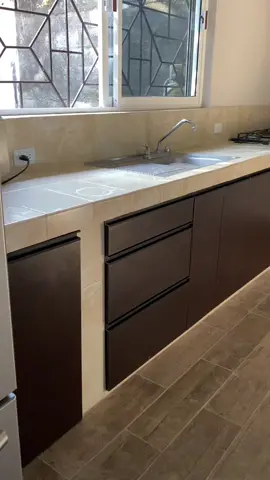 Cocina integral con cubieeta de concreto. #carpintero #cocinaintegral #carpinteria #melamina 