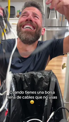 Conoces a alguien parecido? 😂 Años colectando cables sin usar #4plusone 