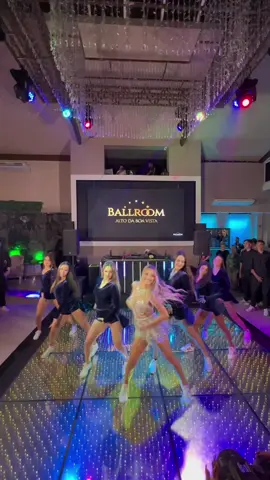 Isso sim é uma abertura de pista, elas foram perfeitas demais e a festa toda parou para assistir a coreografia 😍🔥 #aberturadepista #festade15anos #coreograforafaelsantana #15anos 