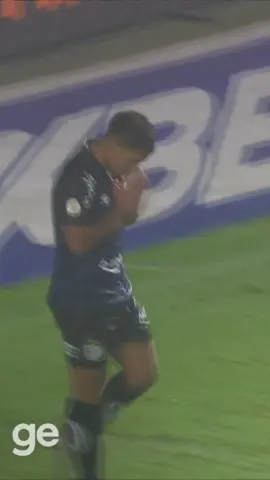 Marcos Leonardo fez um GOLAÇO em Santos x Coritiba, mas o bandeirinha marcou impedimento, e o VAR confirmou #SportsNews #santos #coritiba #brasileirao #footballtiktok #ge