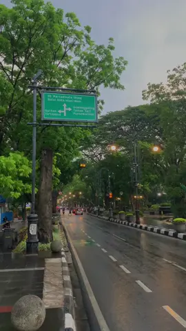 Vibes Hujan di Bandung ga pernah gagal #Bandung #fyp #fypbandung #westjava #Jabar #jabarjuara #bandung #bandungjuara #bandungaesthetic #aestheticbandung #dago #parisvanjava #explorebandung #infobandung 