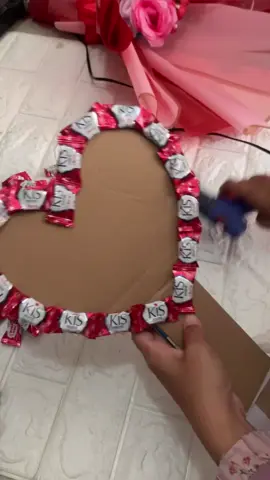 Buket Love Permen Kis Gemoyy banget kan yaa 🥰 🌻 Bisa request warna kertas wrapping 🌻 Bisa request isian snack 🌻 Bisa request tambah photocard,boneka,bunga,dll #buketpermen #buketpermenmurah #buketpermensolomurah #buketpermensolo #kadobuket #kadoultah #kadowisuda #kadopacar #hadiahbuket 