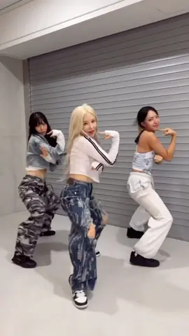 Thank u @BUCKEY 벅키 for this fire dance. You make it look so damn easy.. 🔥 I no longer can bend my knees… but it was absolutely worth it!! LOVE YOU ❤️❤️#gumchallenge #mannequeen #jessi 