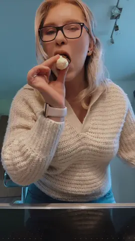 Schönen Freitag und ein guten Start ins Wochenende ☺️  #fy #fyp #fürdich #füreuch #schönenfreitag #schöneswochenende #banane #bananeessen #bananemitnutella #goodvibes #blondehair 