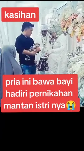 seorang pria hadiri pernikahan mantan istri nya sambil membawa  anak nya yang masih bayi #soundtiktok #fypシ #lagitrending #sedangtrending #kisahnyata #beritaterbaru #perselingkuhan #ditinggalnikah #artisterbaru #putuscinta #laguviral #soundviral #rezaarjuna #rezaarjunakacanglupakulitnya #kacanglupakulitnya 