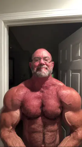 🔥 #thom_austin_training 🔥 https://muscle.thedad.de #beard #hairy #hairychest #daddies #muscledad #muscledaddy #bodybuilder #gym #bodybuilding #instamuscledaddies #strongman 
