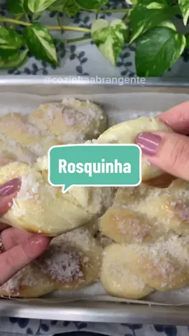 Segue para mais receitas e já salva essa pra não esquecer 😊 Rosquinha de leite condensado: 100ml de leite  100g de leite condensado  1 col de fermento biológico (5g) 1 ovo 1 col bem cheia de manteiga  350g de trigo  Mistura o leite, leite condensado e o fermento biológico, deixa descansar por 10min para “ativar” o fermento. Junta os outros ingredientes, passa a massa para uma bancada e sova por mais ou menos 10min, até ficar uma massa lisa e uniforme. Deixa essa massa descansada por 40min-1h. Modela as pães, como mostrei no vídeo, coloca em uma forma untada ou com papel antiaderente, cobre com um pano e deixa descansar novamente por 30min. Leva ao forno pré aquecido em 180 graus por 15-18min.  Finaliza com mais leite condensado e coco ralado.  #rosquinhacaseira #rosquinhadeleitecondensado #rosquinha #rosquinhadoce #paodoce #pao #paocaseiro #doce #cocoralado #tiktokreceita #receita #leitecondensado #receitafacil #food #Foodie #foodtiktok #FoodTok #cozinhaabrangente 
