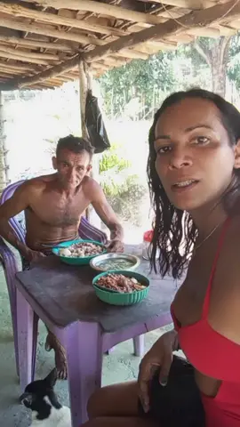 almoçando 