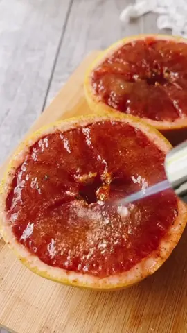 POSTRE FÁCIL Y DELICIOSO EN 3 MINUTOS! ¿Que nombre le pondrías? Etiqueta a la persona con quién lo vas a disfrutar. 1 toronja jugosa 1 cdita de canela molida Azúcar morena al gusto Parte una toronja y espolvorea la canela y el azúcar morena. Con un soplete carameliza el azúcar y listo! Si no tienes soplete mete a la freidora de aire a 220 grados por 3 minutos. Te va a encantar! Sígueme para más recetas. #toronja #saludable #recetas #postrefacil