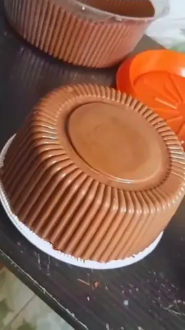 montagem desse bolo com cobertura de chocolate🍫