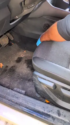 🎯 Objectif, rendre propre la voiture avant un mariage, let's go. #CleanTok #bubbleauto #ASMR 