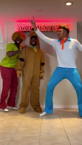 Who wants to be our Velma and Daphne 👀 #happyhalloween 