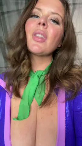 You don’t say girl… wow shocker #halloween_2023 #velmacosplay #scoobydoocosplay #daphneblake #daphnecosplay #halloweencostumeidea 