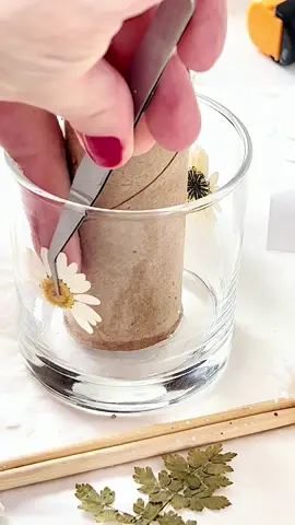 E vamos de mais ideias mirabolantes?  Aqui eu caprichei , uma deu muito certo e a outra deu muito errado kkkkkkkk mas o importante que no fim o saldo foi super positivo. Ja temos as velas garden no nosso site. Corre la www.meusais.com.br #vela #velas #velasaromaticas #velasartesanales #flores #floresdesidratadas #feitoamao #comafeto #artesanato #arte #empreendedorismo #site #lancamento #presente #presentesdeluxo #lembranças 