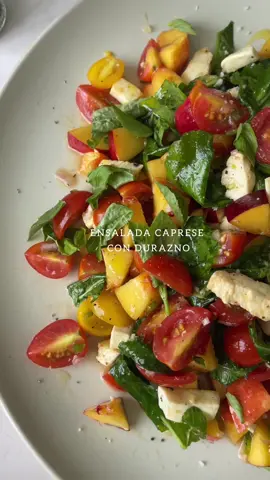 Esta combinación de sabores es una delicia! Pruébala antes de que acabe el verano, esta ensalada de duraznos y nectarinas de California creada por Mesa Sana @mesa_sana ¡te va a encantar! 🍑 4 personas ✨INGREDIENTES✨ (todo es un poco al tanteo, debe haber misma cantidad de cada cosa) • 1 taza de duraznos o nectarinas de California picados en cubos • 1 taza de jitomate cherry partido en cuartos a lo largo • 1 a 2 tazas de arúgula • 1 taza de mozzarella deshebrado con los dedos o más al gusto • 1/3 taza hojitas de albahaca medio partidas con las manos para que no se hagan negras • Sal y pimienta VINAGRETA (pueden hacer doble porción) • Jugo y ralladura de 1/2 limón amarillo • 1 cda de echalot picado muy finito • 1 cda de jalapeño desvenado y sin semillas picado muy finito • 2 cdas de aceite de oliva de muy buena calidad • 1 cda de vinagre balsámico 1/2 cdita de miel • Sal y pimienta ✨PASOS✨ 1. Mezcla los ingredientes de la vinagreta, prueba y ajusta sazón. No debe picar mucho, solo tener un leve sabor picosito 2. Mezcla todos los ingredientes con la vinagreta, sal y pomienta 3. Sirve decorando con hojitas de albahaca, sal maldon y pimienta fresca #duraznos #recetaconduraznos #nectarinas #ensaladasdeverano #summersalads #peaches #nectarines #carozosdecalifornia #melocotón #melocoton #mozzarella #caprese #ensaladacaprese #recetassaludables #recetasfaciles #healthy #saludable 