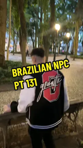 Brazilian NPC aborda bela civil que estava sentada na praça.