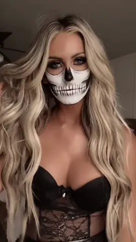 Still one of my favorite costumes 💀 MUA: @Vivian #skelton #skeltonmakeup #halloween #halloweenmakeup 