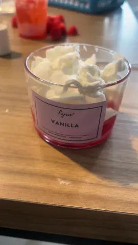 Nossa primeira tentativa de vela de chantilly não deu muito certo, mas não vamos desistir! 🤣🫰🏼 #vela #erro #velasaromaticas #candle #velasdecorativas #lyra #producao #chantilly #velachantilly 