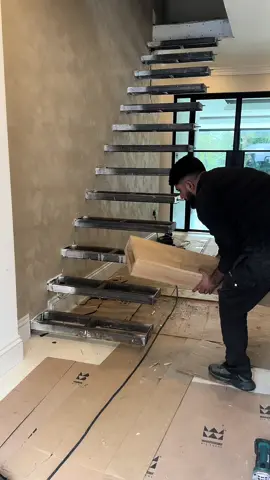 #stairspaces #refurbs #interiorliving #floatingsteps #alloveruk🇳🇵💕🇬🇧 #spinestairs #bashcrapenter #glassbalustrades #trendingdesign #floatsteps#CapCut 