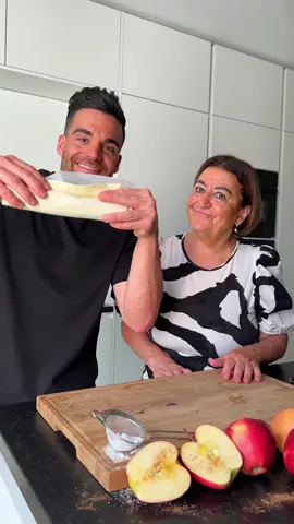 Mama’s Herbst Apfelringe 🥰🍎 Diese Apfelringe sind perfekt, wenn es mal schnell gehen soll und schmecken unglaublich lecker🤤 Ihr braucht nur wenige Zutaten und sie sind ein richtiger Hingucker 😊 Zutaten: - Äpfel - Blätterteig - Honig - Zimt - Puderzucker - Ei zum bestreichen Zubereitung: Einfach nur den Apfel in Scheiben schneiden und in der Mitte ausstechen. Dann den Blätterteig in Streifen darum wickeln  ☺️ Nun mit Ei bestreichen und Zimt und Honig toppen.  Schließlich in den Backofen für ca. 25 Minuten bei 180°  Zum Schluss mit Puderzucker betäuben. Schon sind sie fertig und bereit zum genießen 😍 Wie gefällt euch unser Video? 🤍 Liebe es mit Mama für euch zu zaubern 😊 Ich wünsche euch viel Spaß beim nachmachen 🥰 #teamzarrellaskitchen 