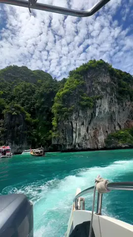 جزيرة phi phi في تايلاند من امتع المناظر😍🤍.#تايلاند #جزيرة_phi_phi #thailand #بحر #بوكيت_تايلاند #بوكت 