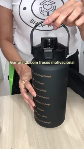 Garrafa Squezee 2L com alça de suporte para celular. Quer começar a melhorar a sua ingestão de àgua? Essa garrafa vai ser uma ótima aliada a melhorar a sua hidratação diário. Pois ela possui o tamanho e a quantidade certa que seu corpo precisa por dia. Acesse nossa loja; https://shopee.com.br/larochashop