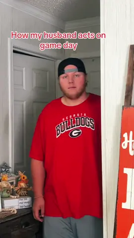 Does everyones husbands act like this on game day?? 🤣 #allieandnoah #funny #georgiabulldogs 