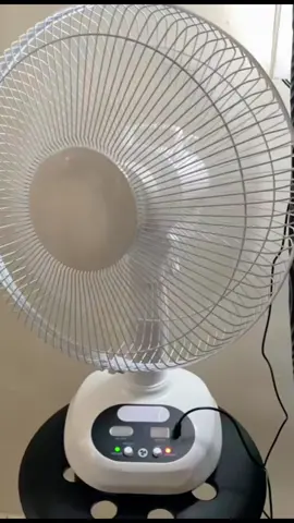 Hebat ni solar fan boleh guna kat outdoor , tak ada electric pun boleh guna #solarfan #fan #solarsystem #chargerfan #viralfan #kipasangin #kipassolar #kipas #fyp #tiktok #viralvideo 