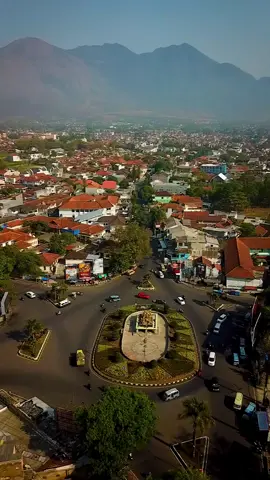 Bundaran Simpang Lima yang dikenal dengan sebutan Simlim merupakan salah satu ikon Kota Garut.    Pernah ga si kalian lagi merasa gabut, terus keliling Simlim? 😁 video @mangizallmangizal  #garutbanget #garsel #bangetmedia #explorebandung #instagram #instagood #indotravelers #trip #dolan #folk #nature #travelphotography #travellerindokece #garuthits #simpanglimagarut rutselatan #vsco #vscocam#wisatagarut #travellerphotography #simpanglimagarut