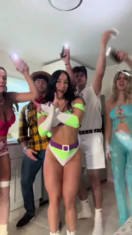 actually pi$$ed myself at this #halloweekend #keywest #costumeslay 