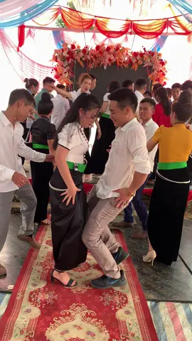 Quài cang ơi tuyệt vời quá😆😅😅#damcuoitaybac #nhảydamcuoi #xuhuongtiktok #27dienbien🥰❤️ 