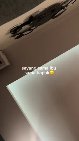 suara hati mamak mamak. baru ini aku ngerasa sedih bgt kavi ulang tahun🥲 ini semalam aku lg ngucapin dia pas dia lg tidur, tiba tiba mewek🥲🥲🥲 wkwkkw dasar mamak mamak
