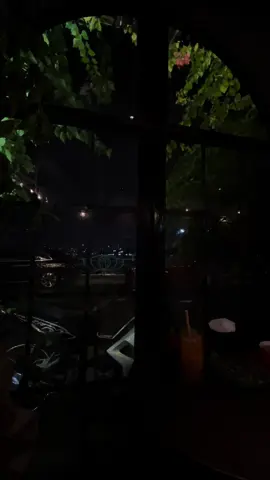 Một cô gái nhỏ, lặng lẽ bên khung cửa sổ, đôi mắt vô hồn, nhìn về khoảng trời xa xăm kia. Ở đó đâu có gì ngoài những giọt mưa đang nặng nề thi nhau rớt xuống. #mua #rain  #demhanoi #chill  #LearnOnTikTok  #hotay 