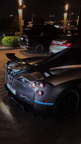 Welcome to Dubai, L’Ultimo! 😊 #skjall_carspotting #pagani #lultimo #dubaicars 