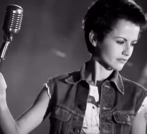 When You're Gone #thecranberries #irlanda #90s #rock #live #performance #lovemusic 