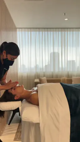 Descubre cómo la aromaterapia eleva la experiencia del masaje, brindándote una profunda sensación de relajación y bienestar.  #scape #masajes #relajante #bienestar #cuidadopersonal #SpaADomicilio #ScapeMasajes #Scapemx #myswellness 