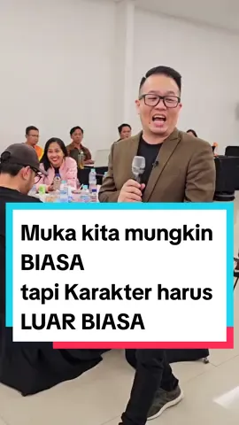 Mungkin fisik dan wajah kita tergolong biasa aja, tp Karakter kita jangan ikutan biasa aja, Karakter kita harus Luar biasa. . Karakter kita harus spesial, ETOS (Performance Character) & ETIKA (Moral Character) harus kita perbauki dan jaga agar tetap Excellent . Tuhan seringkali memberkati umat2nya melalui orang-orang. Tapi orang-orang memberkati kita, mereka melihat Karakter kita. Jangan sampai Karakter kita yang menjadi 'Penghalang' berkat Tuhan mengalir. . Make sure: Siapapun yang berjumpa kita, pastikan mereka berjumpa dengan Karakter yang Excellent. . Karakter yang Excellent merupakan Harta berharga yang harus kita bawa ke manapun kita pergi, terhadap apapun yang kita lakukan dan terhadap siapapun yang kita jumpai. . #mindset #softskills #mindsetmotivation #mindsetshift #mindsetcoach #coaching #leadership #excellent 