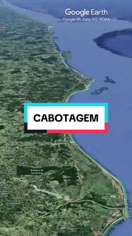 A cabotagem, navegação entre portos dentro do mesmo país, tem crescido rapidamente no Brasil, apesar da interrupção causada pela pandemia. O país, com sua vasta costa de 8 mil quilômetros, tem investido significativamente nesse modal. Nos últimos anos, mais de 20 embarcações de última geração, representando um investimento de R$ 3,5 bilhões, foram adquiridas. Em 2022, 1,3 milhão de TEU's (unidades de contêineres equivalentes a 20 pés) foram movimentados entre os portos brasileiros, eliminando mais de 1 milhão de viagens rodoviárias. A cabotagem oferece vantagens como previsibilidade na entrega, menor risco de avarias e roubos, além de ser ambientalmente sustentável, emitindo quatro vezes menos CO2 em comparação com outros modais de transporte. Apesar de seu crescimento, o transporte aquaviário representa apenas 13% do total de cargas no Brasil, enquanto na China esse número é 44%. Estudos indicam que há espaço significativo para expansão, especialmente considerando que 21% das grandes indústrias brasileiras pretendem migrar do transporte rodoviário para a cabotagem nos próximos anos. Além de oferecer eficiência, segurança e previsibilidade, a cabotagem também reduz o custo do país com a manutenção de rodovias, pois utiliza a extensa costa navegável do Brasil como uma estrada pronta. Portanto, a cabotagem apresenta um potencial significativo para transformar o cenário do transporte de cargas no Brasil. #CABOTAGEM #LITORAL #LITORALBRASILEIRO #NORDESTE