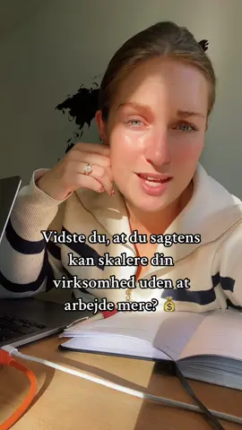 Sådan kommer du i gang 👇🏼 Jeg gik fra kontormus, til digital nomade, til nu at have passiv indkomst fra mine online kurser. Jeg havde fra start af en drøm om passiv indkomst og jeg vidste, at jeg nok skulle komme hertil en dag. Men hold op, hvor er det bare endnu bedre, end jeg nogensinde havde forestillet mig 🥹 Endnu bedre, fordi jeg nu får lov til at hjælpe andre med at starte deres egen virksomhed og nu også med at opnå passiv indkomst. Du kan lære, hvordan du kan opbygge passiv indkomst med et online kursus i mit gratis online foredrag (på under en time!) 💻💰♻️ Tilmelding tager 2 sekunder via linket i min bio 🥂