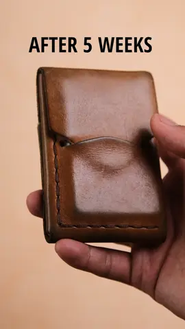 The Christopher wallet in 5 weeks of use, its color is amazing and above all it will last you a lifetime because it is made of the best leather and handmade, that gives it a better resistance and durability #wallet #leather #jjleathersmith #goodleather #time 