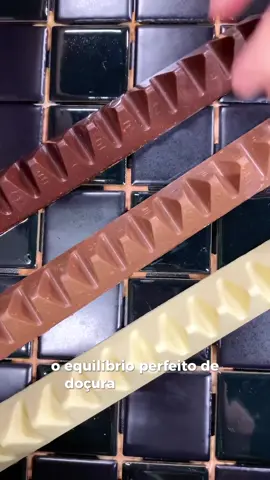 Descubra o universo de Toblerone no Dal Pozzo! Três tentações irresistíveis: Chocolate branco com mel e amêndoas, o equilíbrio perfeito de doçura e crocância. Chocolate com frutas, a explosão de sabores frutados. E o intenso chocolate meio amargo, para os amantes da pura delícia. Experimente agora!