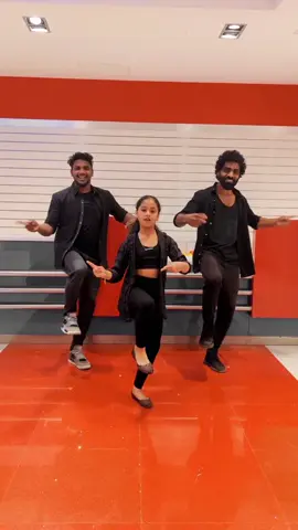 tow tow tow tow😎🤩🔥 #leo #leodas #naareadyfirstsingle #thalapathyvijay #towtowgraphy #anirudhravichander #trendingsong #tamilsong #dance #uaetiktok #uaemallu #uaedancers @Sameeksha sujith 