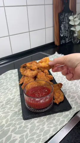 Zutaten: 600g Hähnchenbrust 3 Esslöffel Speisestärke 1 Ei 2-3 Esslöffel Milch Gewürze: Salz, Pfeffer, Paprika edelsüß, ( Justspices - Italienische Hähnchengewürz ) ist kein Muss.  Zum Panieren: 1 Glas Mehl 3 Esslöffel Speisestärke 1 Teelöffel Paprika Gewürz  Zubereitung: Als erstes geben wir unseren Fleisch in eine Schüssel und verrühren es mit den Zutaten die im Rezept stehen. Marinieren es mit der Mehl / Speisestärke Mischung und braten es bei niedriger Stufe von beiden Seiten an. Ingredients: 600g chicken breast 3 tablespoons cornstarch 1 egg 2-3 tablespoons of milk Spices: salt, pepper, sweet paprika, For breading: 1 glass of flour 3 tablespoons cornstarch 1 teaspoon paprika spice Preparation: First we put our meat in a bowl and mix it with the ingredients in the recipe. Marinate it with the flour/cornstarch mixture and fry it on both sides at a low level. İçindekiler: 600 gr tavuk göğsü 3 yemek kaşığı mısır nişastası 1 yumurta 2-3 yemek kaşığı süt Baharatlar: tuz, karabiber, tatlı kırmızı biber, Bandirmak: 1 bardak un 3 yemek kaşığı mısır nişastası 1 çay kaşığı pul biber baharatı Hazırlık: Öncelikle etimizi bir kaseye alıp tarifteki malzemelerle karıştırıyoruz. Un/mısır nişastası karışımıyla marine edip, her iki tarafı da kısık ateşte kızartın. #melikeskitchen #food 